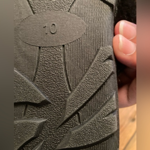 DKNY Slippers fuzzy soft comfy faux fur non slip new without tag - Picture 4 of 4